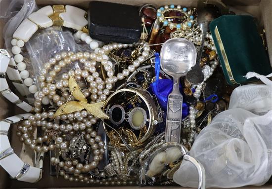 A quantity of assorted costume jewellery etc.